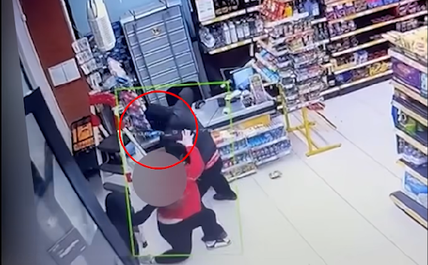 დააკავეს არასრულწლოვანი, რომელიც თანამზრახველთან ერთად, თბილისში მდებარე სხვადასხვა მაღაზიათა ქსელში წინასწარი შეთანხმებით შედიოდა - ძალის გამოყენებით, ჯამში 6000 ლარამდე თანხა გაიტაცეს