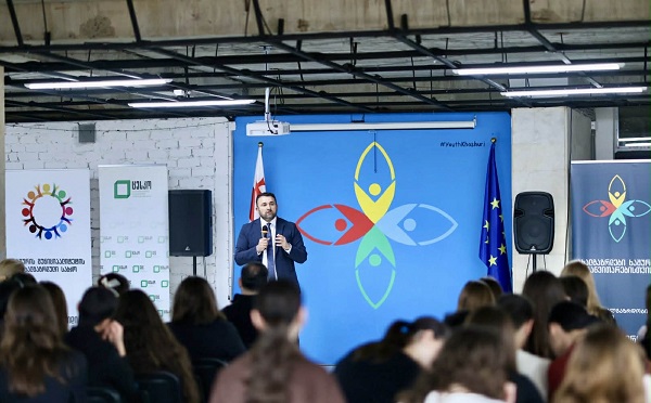 ხაშურის ახალგაზრდულ ცენტრში გიორგი კალანდარიშვილმა და ვახტანგ ბააკაშვილმა შეხვედრა გამართეს