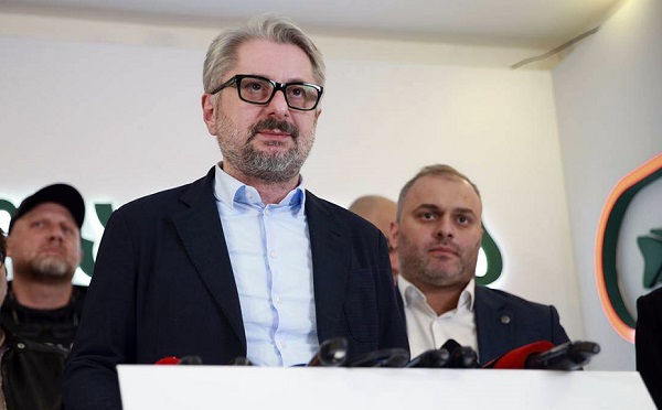 უხერხული შეკითხვები მხოლოდ ჩემთვის არაა განკუთვნილი, ეს არც სამართლიანია, არც რაციონალური და აჩენს განცდას, რომ თუ ყველაფერი გამოვიდა, ყველას ერთად გამოუვა და თუ რამე არ გამოვიდა, დაე გვარამიას დაბრალდეს - ნიკა გვარამია