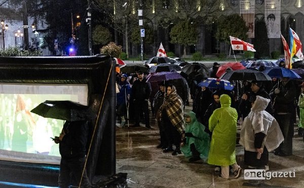 მოქალაქეებმა 9 აპრილის მემორიალთან ღამე გაათენეს