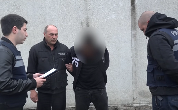 დედაზე ფსიქოლოგიური ძალადობის და სიცოცხლის მოსპობის მუქარის ბრალდებით, პოლიციამ ერთი პირი დააკავა