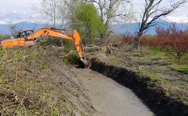 სოფელ ჭიაურში კოლექტორის 7-კილომეტრიან მონაკვეთზე გაწმენდითი სამუშაოები მიმდინარეობს