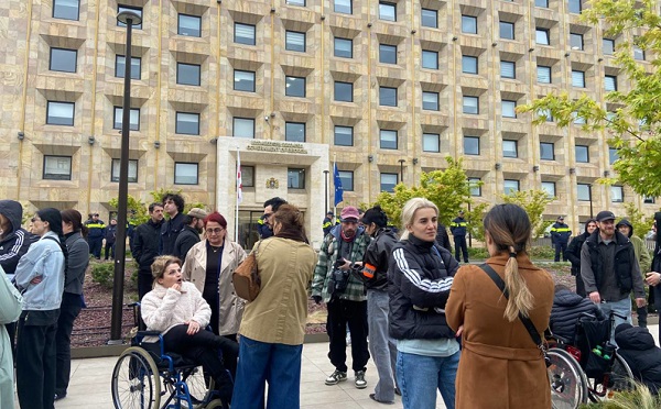 მთავრობის ადმინისტრაციასთან დიუშენით დაავადებული ბავშვების მშობლები აქციას მართავენ