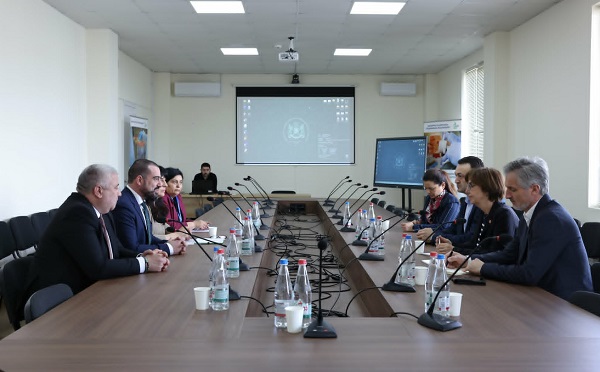 WOAH-ის გენერალური მდივანი სოფლის მეურნეობის სახელმწიფო ლაბორატორიის საქმიანობას გაეცნო