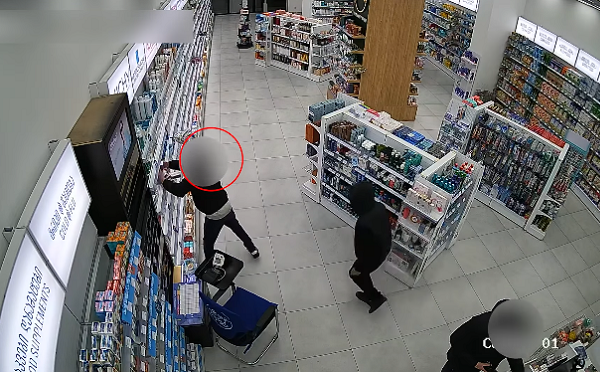 არასრულწლოვნები თბილისში სასურსათო მაღაზიებსა და სააფთიაქო ქსელებს ძარცვავდნენ, ერთ-ერთმა, ასევე, გაძარცვა ტაქსის მძღოლი და მის ნივთებს, მათ შორის საბანკო ბარათებს დაეუფლა - დაკავებულია 4 პირი