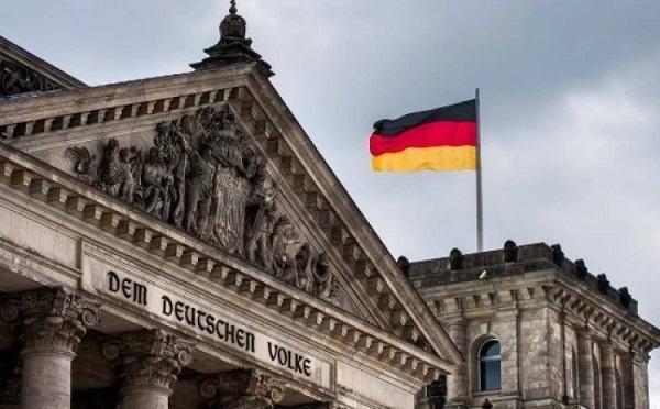 ის ფაქტი, რომ ჯეი დი ვენსი უნგრეთს არჩევნებამდე რამდენიმე დღით ადრე ეწვია, თავისთავად მეტყველებს იმაზე, ვინ ერევა პროცესში - გერმანიის მთავრობის პრესსპიკერი