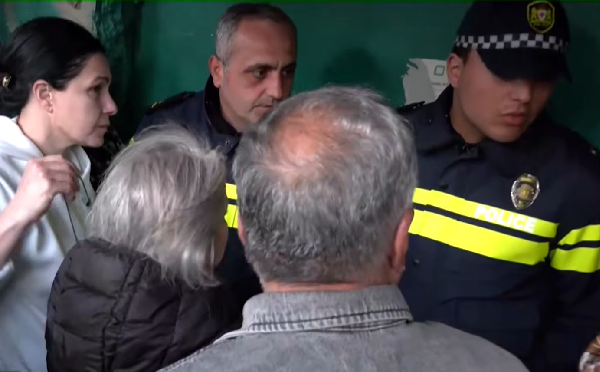 ზემო ფონიჭალაში, ბერი ნიკოლოზის საცხოვრებელ სახლთან ვითარება რამდენჯერმე დაიძაბა