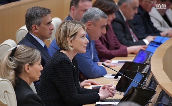 ყოველთვის, როდესაც ოპოზიცია მორიგ პოლიტიკურ კრიზისს განიცდის, მათი პარტიული ტელევიზიების ფოკუსი ბიძინა ივანიშვილის და მისი ქველმოქმედებისკენ არის მიმართული - ნინო წილოსანი