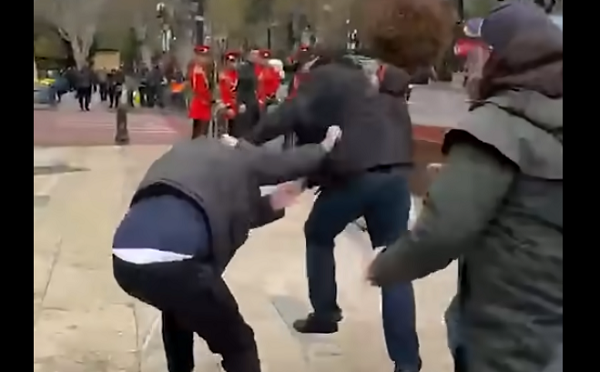 პარლამენტთან მყოფ მოქალაქეებს შორის ფიზიკური დაპირისპირება მოხდა