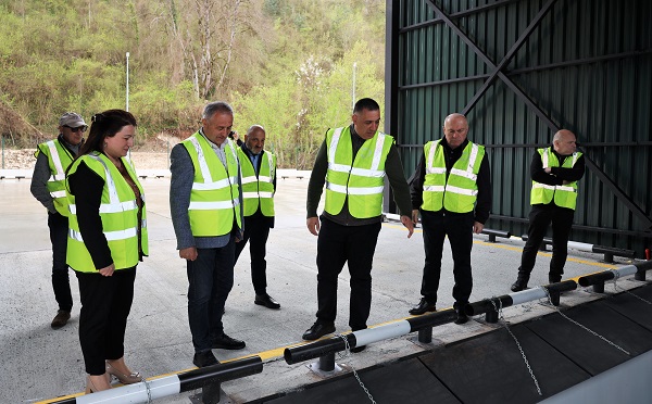 ამბროლაურში ნარჩენების გადამტვირთავი ახალი სადგურის ტერიტორიაზე 100-მდე კვიპაროზი დაირგო