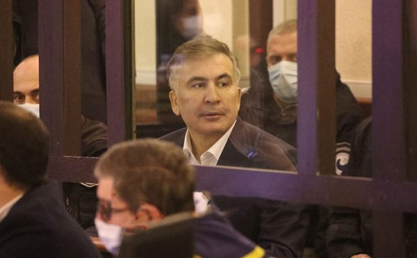 მიხეილ სააკაშვილი და ზურაბ ნოღაიდელი პროცესზე ერთმანეთს დაუპირისპირდნენ, მათი გაშველება მანდატურებს მოუწიათ