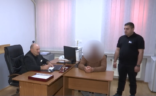 ახმეტაში დააკავეს პირი, რომელმაც არასრულწლოვანი შვილების თანდასწრებით ყოფილ მეუღლეზე ფიზიკურად იძალადა