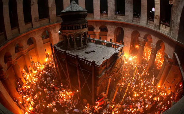 მაცხოვრის საფლავზე წმინდა ცეცხლი გადმოვიდა