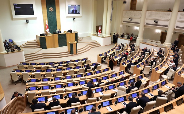 პარლამენტმა ავტომობილების განბაჟების საფასურის გაზრდის კანონპროექტი III მოსმენით დაამტკიცა