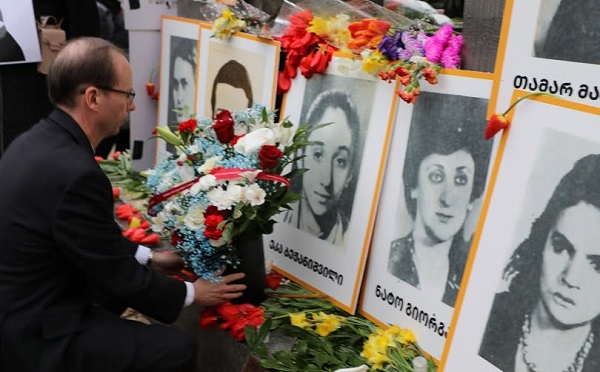 საქართველოში აშშ-ის ელჩის მოვალეობის შემსრულებელმა, ალან პერსელმა 9 აპრილს დაღუპულთა ხსოვნას პატივი მიაგო