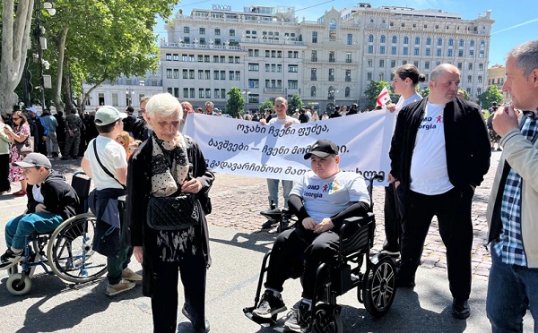 დიუშენის კუნთოვანი დისტროფიით დაავადებული ბავშვების მშობლები კათოლიკოს-პატრიარქს, შიო III-ს ხვდებიან