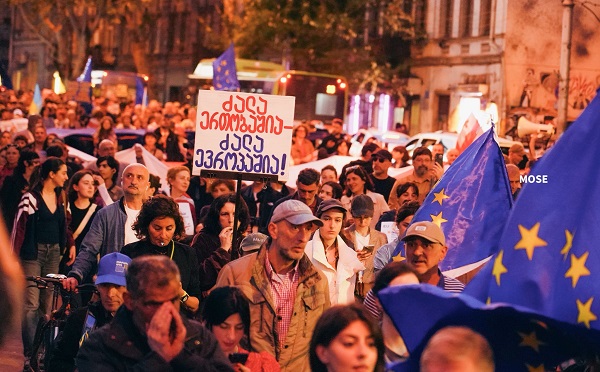 „ძალა ერთობაშია - ძალა ევროპაშია“- ფილარმონიიდან პარლამენტისკენ საპროტესტო მსვლელობა გაიმართა