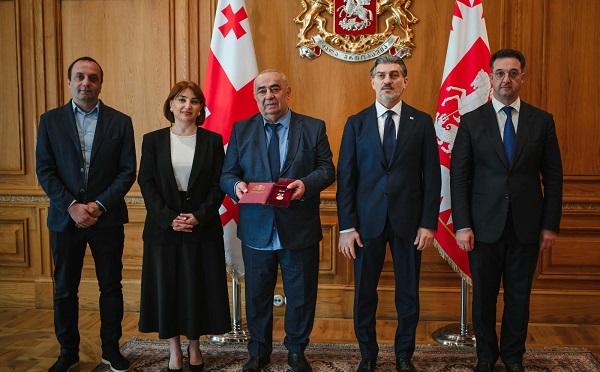 გეოლოგიის დარგში შეტანილი წვლილისთვის საქართველოს პრეზიდენტმა გარემოს ეროვნული სააგენტოს გეოლოგიის დეპარტამენტის უფროსი მერაბ გაფრინდაშვილი ღირსების მედლით დააჯილდოვა