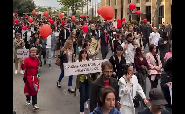 „მიეცით წამალი ბავშვებს“ - თბილისში საპროტესტო მსვლელობა მიმდინარეობს