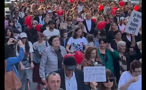 „მიეცით წამალი ბავშვებს“ - თბილისში, დიუშენით დაავადებული ბავშვების მხარდასაჭერად მსვლელობა იმართება