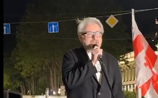 ძალიან მალე შემდეგ აქციაზე გელოდებით, მალე ახალ, ნამდვილ არჩევნებს მივიღებთ და მივიღებთ ბიძინა ივანიშვილს ამ ქვეყნის პოლიტიკური სისტემიდან განდევნილს - ნიკა გვარამია