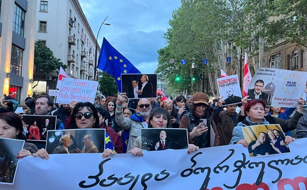 „თავისუფლება სინდისის პატიმრებს, თავისუფლება პაატა ბურჭულაძეს” - ფილარმონიიდან პარლამენტისკენ საპროტესტო მარში იმართება