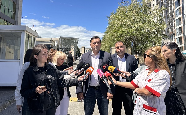 დღეს რუსი ოლიგარქის მორჩილი მოსამართლე განაჩენს გამოუცხადებს ლევან ხაბეიშვილს, რეჟიმს ეშინია თავისუფალი ადამიანის, ეშინია შეუპოვრობის, იმ ხალხის, ვინც ვერ გატეხეს, ვერ დააშინეს, ვერ იყიდეს - ლევან ბეჟაშვილი