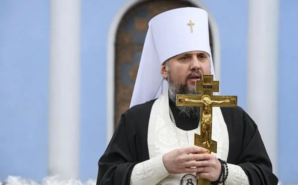 კიევისა და სრულიად უკრაინის მიტროპოლიტი ეპიფანე შიო III-ს პატრიარქად არჩევას ულოცავს