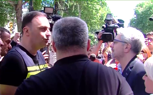 პოლიციამ „ოპოზიციურ ალიანსს“ სცენის მონტაჟისთვის საჭირო კონსტრუქციის რუსთაველის გამზირზე შეტანის უფლება არ მისცა