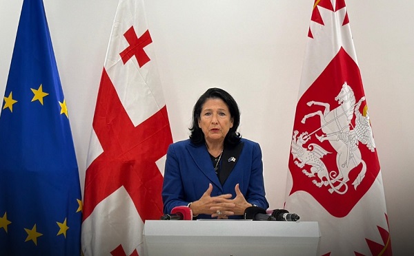 ჩვეულებრივად პროტოკოლის  წესებს იცავენ ჩვენი ზრდილი პარტნიორები, უფრო საინტერესოა ზელენსკისთან შეხვედრის შინაარსი - საქართველოსაც ხომ არ უწევს უკრაინის მიმართ პოზიციის გადახედვა? ნეტავ! - სალომე ზურაბიშვილი