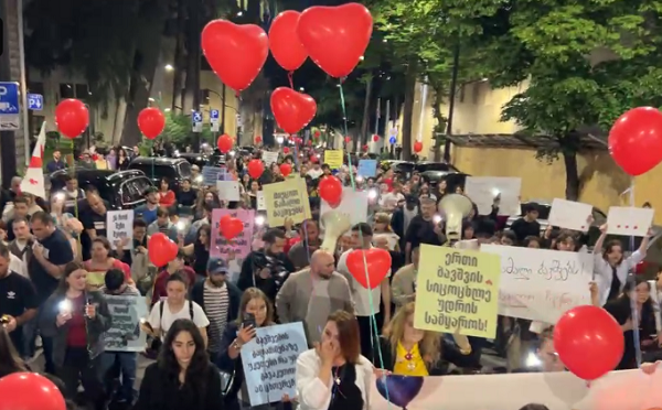 ,,მიეცით წამალი ბავშვებს“ -  რუსთაველის მეტროდან მთავრობის ადმინისტრაციისკენ მსვლელობა იმართება