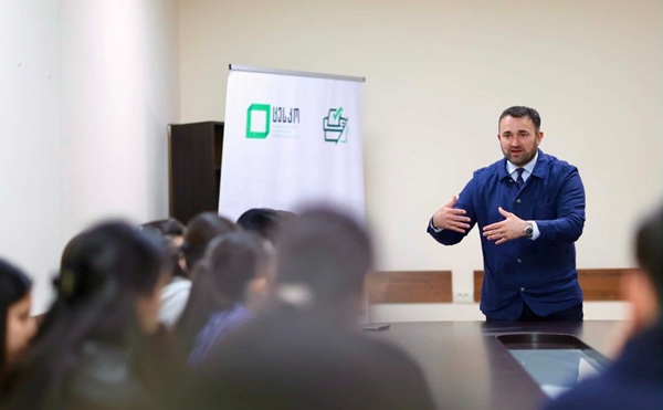 ცესკოს თავმჯდომარე ახალციხეში ეთნიკური უმცირესობების წარმომადგენელ ახალგაზრდებს შეხვდა