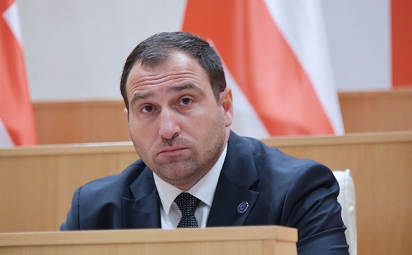 ჩვენ პატივს ვცემთ პოლიციელის მუნდირს, მაგრამ ყველგან არის რაღაც გადაცდომები, რომლებიც ნებსით თუ უნებლიედ ასეთ ღირსეულ ინსტიტუციას ჩრდილს აყენებს. რაც მთავარია, გამოძიება დაწყებულია - ირაკლი კირცხალია გორში მომხდარ ძალადობაზე