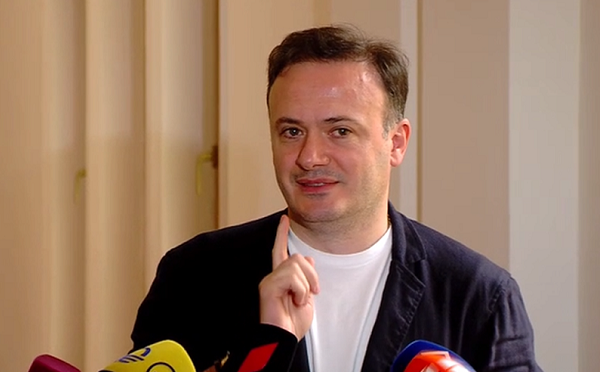ერთი მსოფლიო ჩემპიონატია გასართობი და მეორე ამ „კარენოი“ „ნაცების“ და ახალი „ნაცების“ დაპირისპირება, საგიჟეთი აქვთ, ბელადმა ახალი სახე ნანულა შემოიყვანა პოლიტიკაში და ჩემი „ბოკუ“ ჩააჩოჩა - ირაკლი ზარქუა