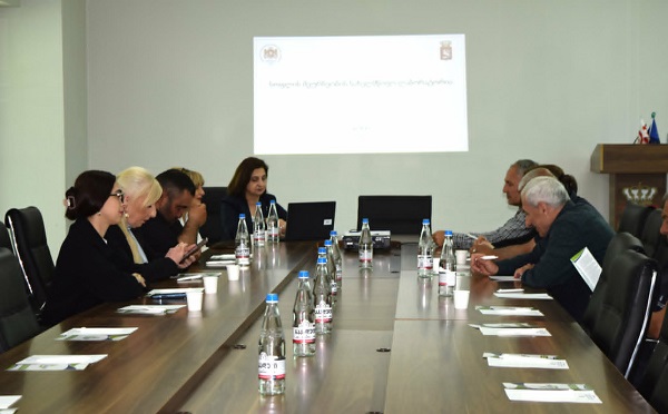 სოფლის მეურნეობის სახელმწიფო ლაბორატორიის სპეციალისტები გორში მებაღე ფერმერებს შეხვდნენ