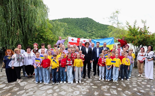 ირაკლი კობახიძე უკრაინელ ბავშვებს შეხვდა, რომლებიც საზაფხულო ბანაკში ისვენებენ