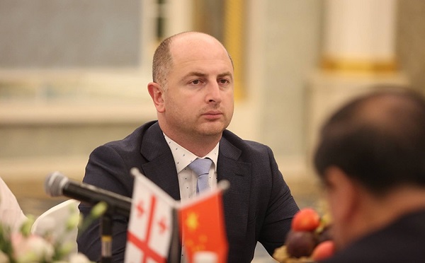 კორუფციულ სქემასთან დაკავშირებით, „საქართველოს რკინიგზის“ ყოფილი გენერალური დირექტორი დავით ფერაძე და კიდევ 7 პირი სისხლისსამართლებრივ პასუხისგებაში მიეცა, ფერაძეზე ძებნა გამოცხადდა - სუს-ი