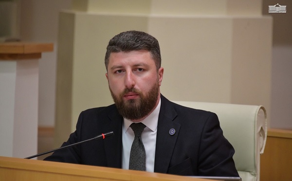 თითოეული თქვენი გადადგმული ნაბიჯი ადასტურებს, რომ არაკომპეტენტურები ხართ - ერთი განულებული პარტიის წარმომადგენლები ხართ, კეთილი ინებეთ და თავი დაანებეთ საზოგადოების სახელით საუბარს - არჩილ გორდულაძე ფრაქცია „საქართველოსთვის“ წევრებს