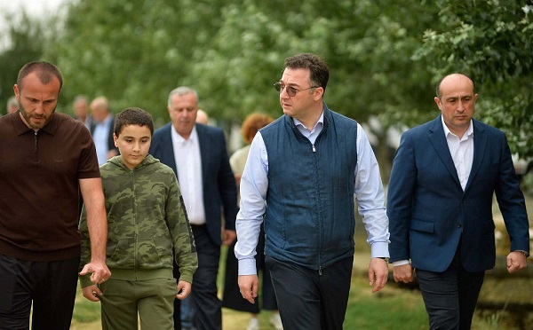 დავით სონღულაშვილი წყალტუბოში ლურჯი მოცვის კრეფის  და სარეალიზაციოდ მომზადების პროცესს  გაეცნო