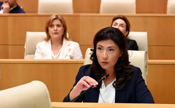 თქვენ გიცავენ მასონების მკვლევარი მარიამ ლაშხი, სააკაშვილზე წიგნების მწერალი გიორგი სოსიაშვილი, სანამ ის წერდა, გიორგი ჩაკვეტაძე პოზირებდა სააკაშვილთან ფოტოებში, ეს არის „ქართული ოცნების“ ჩინური ვერსიის სახე - ტატა ხვედელიანი კობახიძეს