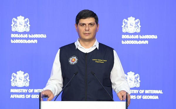 შვილებს ბათუმში, მათ შორის ტურისტულ ადგილებში, მოწყალების თხოვნასა და ყვავილებით ვაჭრობას აიძულებდნენ - არასრულწლოვნების ტრეფიკინგის ბრალდებით 3 პირი დააკავეს
