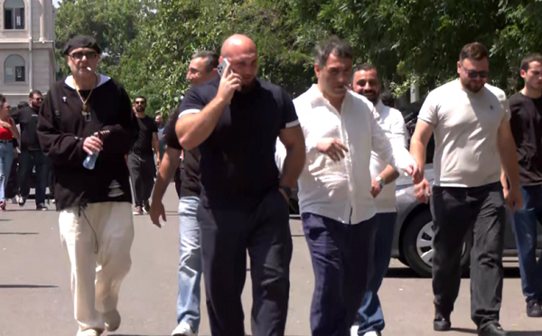 ონისე ოქრიაშვილზე თავდასხმის ფაქტზე ბრალდებულს 5000-ლარიანი გირაო შეეფარდა
