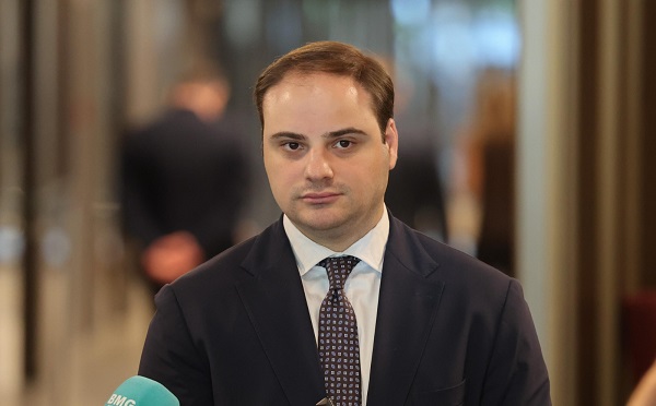 პირველი სექტემბრიდან გამოვაცხადებთ დაახლოებით 3 000 ვაკანსიას პრემიერის მიერ ინიცირებულ ანაზღაურებად სტაჟირებაზე, ჩვენთვის ძალიან მნიშვნელოვანია, ახალი თაობა შემოვიდეს საჯარო სამსახურში - ლევან ჟორჟოლიანი