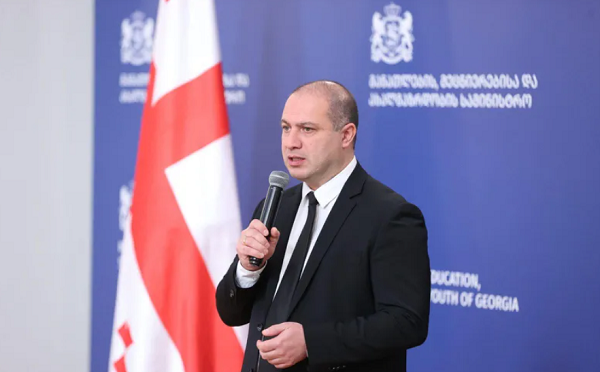 სახელმძღვანელოებში ეროვნული ღირებულებები იქნება წარმოჩენილი, მაგალითად, ქიმიის ყდაზე ღვინის დაწურვა, ქართულის ერთ-ერთ ნაწილში ილია მეორის სიტყვები - „ღმერთი, სამშობლო, ადამიანი“ - გივი მიქანაძე