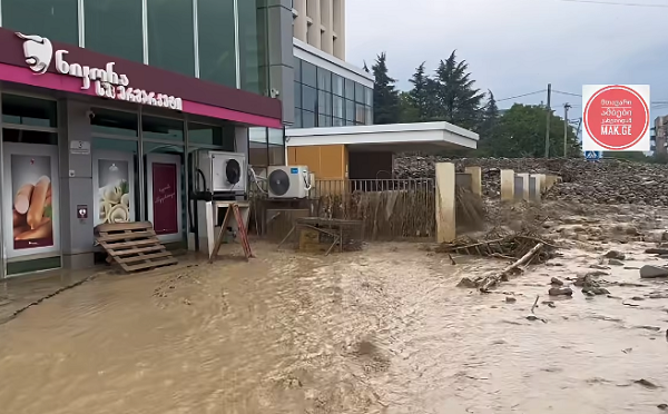 თელავში უხვი ნალექის შედეგად საცხოვრებელი სახლებისა და შენობების პირველი სართულები დაიტბორა, დაზიანდა ელექტროგადამცემი ხაზები, ავტომანქანები