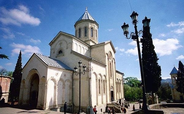 დღეს ტაძრებში აღევლინება საღმრთო ლიტურგია და პანაშვიდები ომში დაღუპულთა სულების საოხად, ვლოცულობთ საქართველოს მშვიდობის, ერთიანობისა და ტერიტორიული მთლიანობისათვის - საპატრიარქო