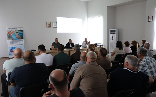 სოფლის მეურნეობის სახელმწიფო ლაბორატორიის წარმომადგენლებმა გურჯაანში ღვინის მწარმოებლებს ლაბორატორიული კვლევების შესაძლებლობები გააცნეს