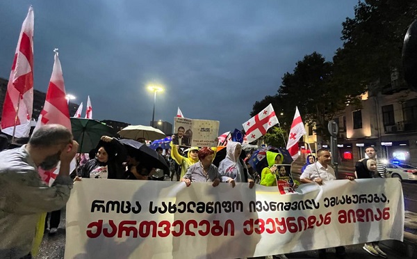 „შაბათის მარშის“ მონაწილეები საპროტესტო მსვლელობას მართავენ