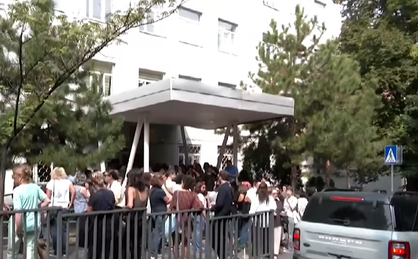 თბილისის 21-ე საჯარო სკოლასთან აქცია მიმდინარეობს - შენობის ავარიული მდგომარეობის გამო 18 სექტემბრიდან სკოლაში სასწავლო პროცესი ჩერდება