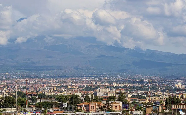 ვულკან ეტნას გააქტიურების გამო, სიცილიის ქალაქ კატანიის აეროპორტში ყველა რეისი შეჩერდა